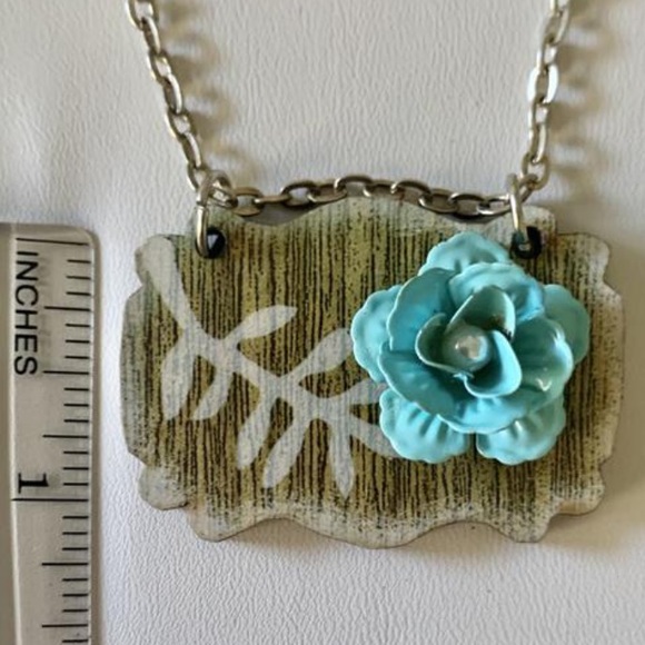 Rose necklace blue and light wood - Picture 9 of 10